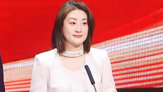 43岁宗馥莉似乎放弃了婚姻，已长出双下巴，但她才真的是人间极品