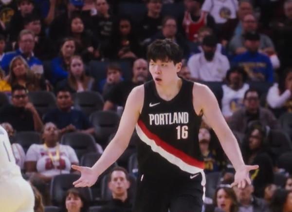 杨瀚森NBA季前赛首秀表现非常一般。
5投2中
正负值-1
这样的数据对于16号