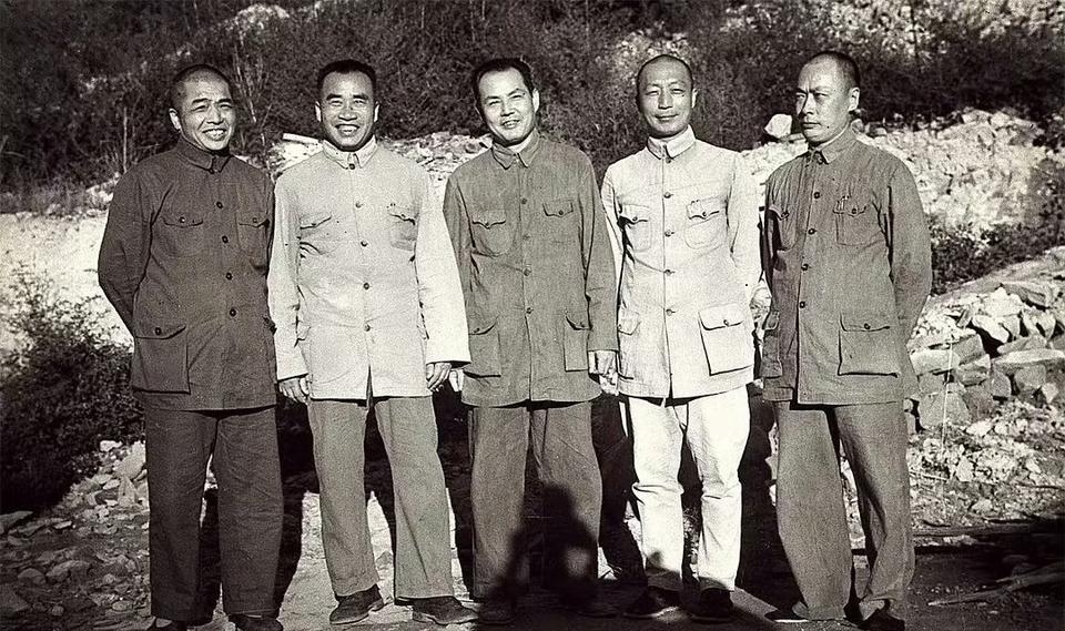 1944年，延安，美国记者福尔曼拍下的八路军五位核心将领的照片，当时几位将帅均在
