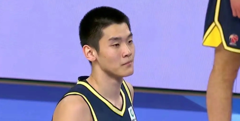 身高只有207CM，弹跳也并不是特别出色的王洪泽，为什么就能抢到这么多的篮板，而