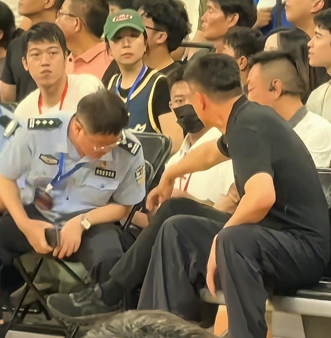 杜锋霸气侧漏！
昨晚，广东全运队与澳门黑熊队在汕头举行一场热身赛。
你们注意到了