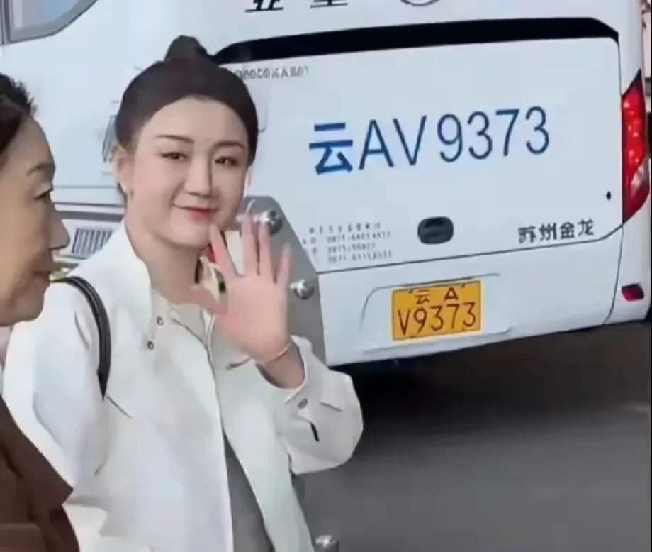 大姐综艺蹭流量反被冷落











这大姐想翻红想疯了吧？为了流量竟然