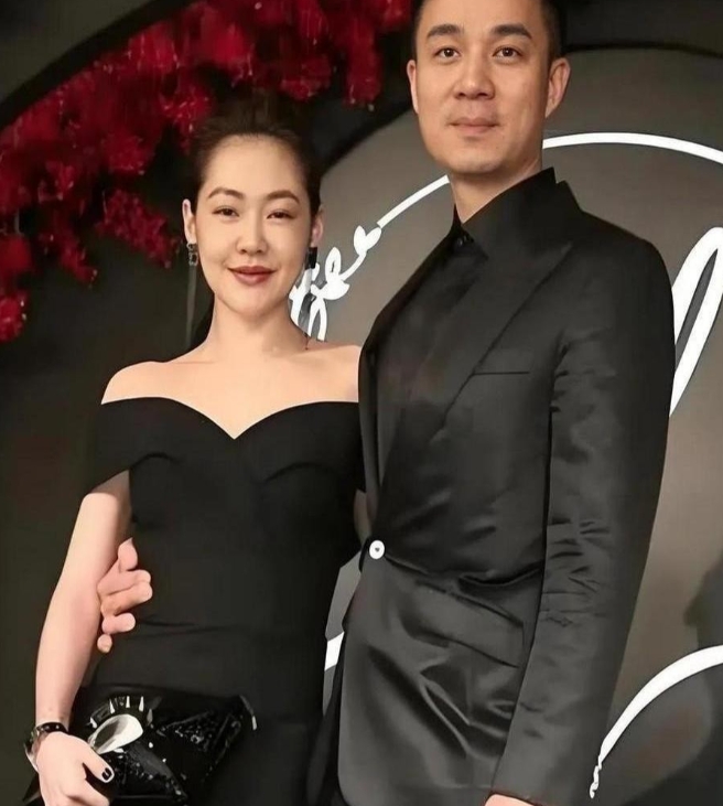 一直以来低调得近乎隐形的许雅钧，最近突然开启霸榜模式，着实让人意外。连续三天三夜