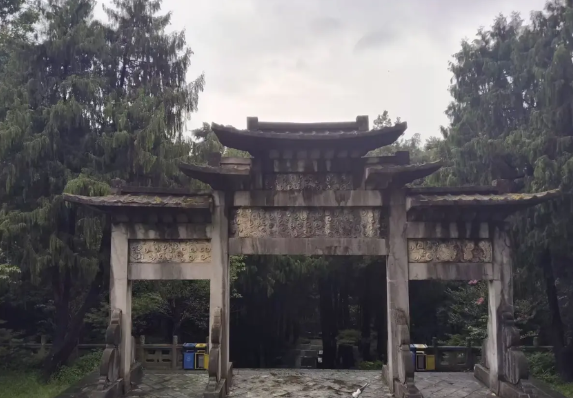 史上著名的“认祖宗”:

刘备:   我是中山靖王之后。

李渊:    我们李
