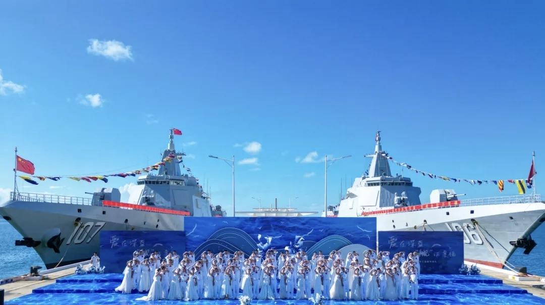 万吨大驱“舰”证幸福！国庆期间，南部战区海军某驱逐舰支队两艘“万吨大驱”，在顺利