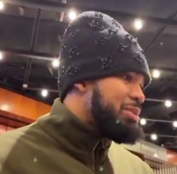 NBA常规尼克斯对阵凯尔特人。
尼克斯球员卡尔-安东尼-唐斯接受了记者采访。
唐