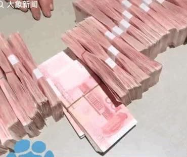 砖在门前放，祸从家中来！近日，湖南长沙一女子为家人进门方便，竟在小区单元门口放了
