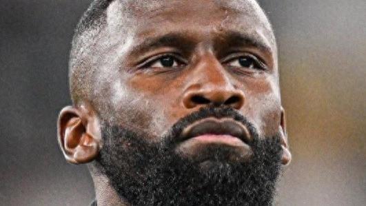 皇家马德里与阿森纳的欧冠对决：悬在伯纳乌上空的黄牌