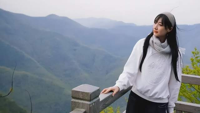 圈内好男人典范，妻子被他宠的像少女，女儿多才多艺，幸福一家子