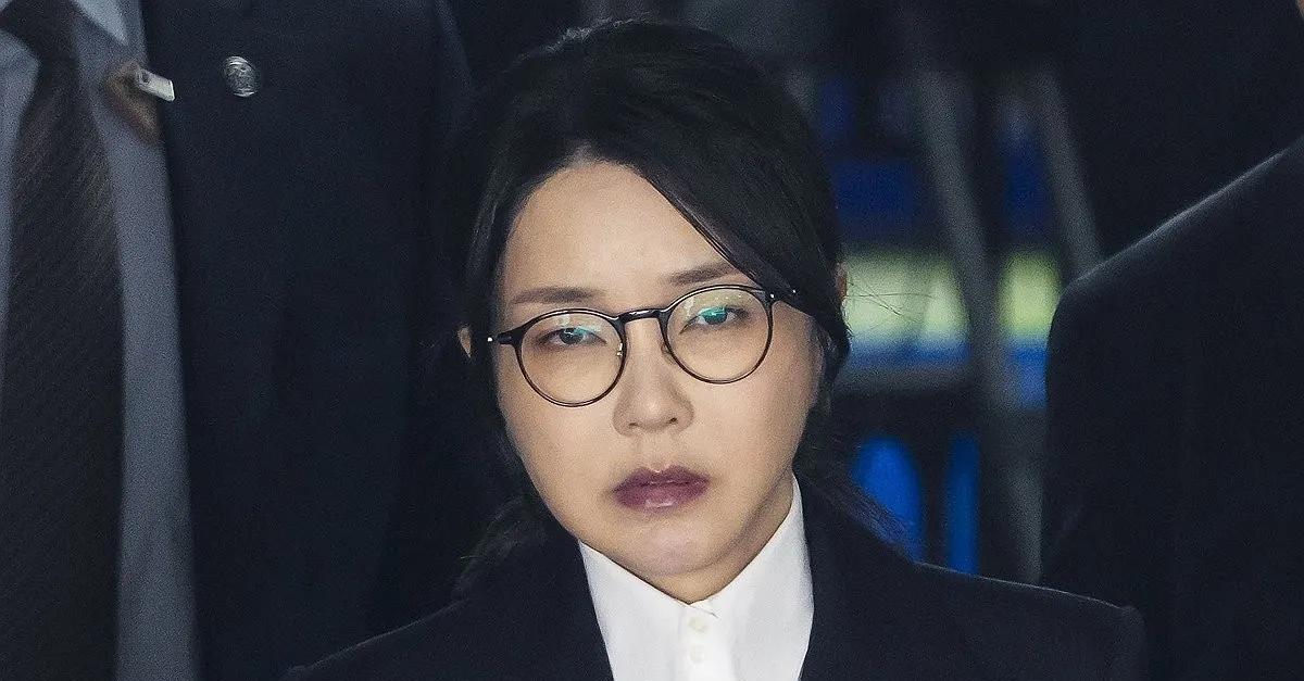 尹锡悦：老婆，想你了！
金建希：我也是。。。
尹锡悦：法庭见！
金建希：OK！