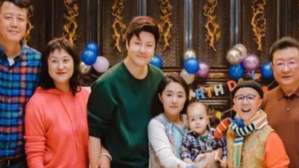 金龟子去女儿家，公公做饭时因身高近二米弯腰，引得娃娃自我调侃