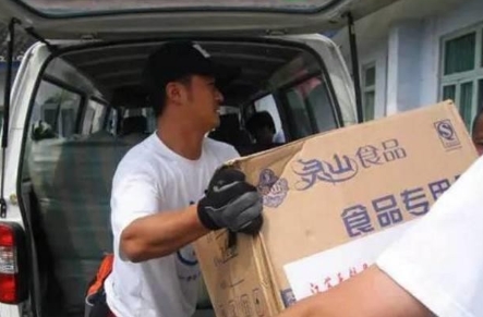 2008年，汶川地震，吴京不仅捐钱捐物，还亲自跑到现场当志愿者，而后却被一些网友