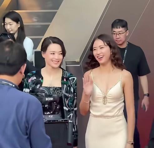 韩国釜山电影节上，49岁的舒淇以导演处女作《未完待续》亮相红毯。
她以素颜出镜，