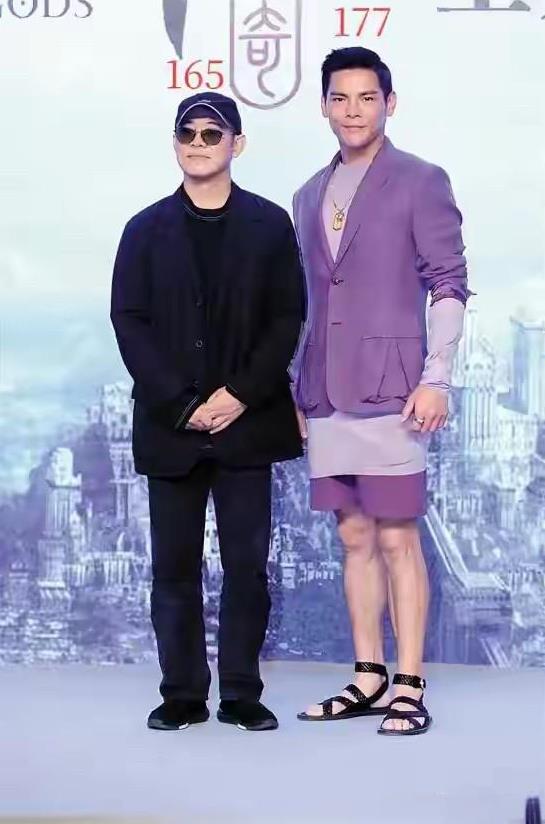 李杰的净身高是159厘米。向佐的真实净身高是170厘米。
其它的数据都是胡编乱造