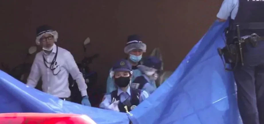 五岁娃独自伴父母遗体多日











天呐！五岁小女孩太可怜！爸妈在家