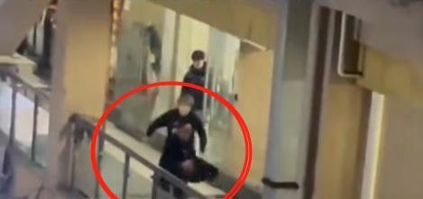 --“遇到变态了”，重庆，一女子晚上10点多尿急，上厕所后怀疑被偷拍，赶紧出来告