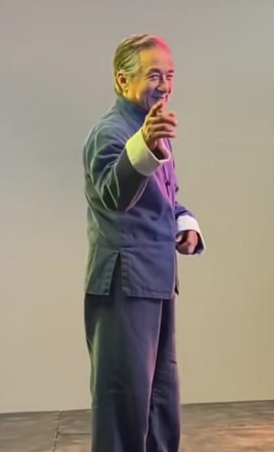 成龙，布衣布鞋，还这么卖萌。太搞笑了。