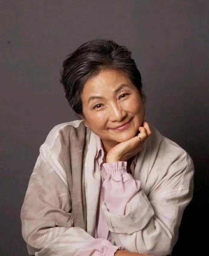 郑佩佩儿子为妻子再次众筹医药费，讲感情的人，往往不会轻易放弃爱妻！
原来，郑佩佩