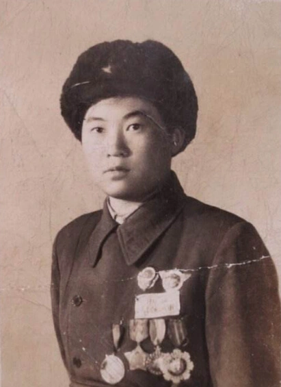 1950年，一名战士下身血流不止，医生正要解扣子检查，不料他一把拦住，强硬说：“