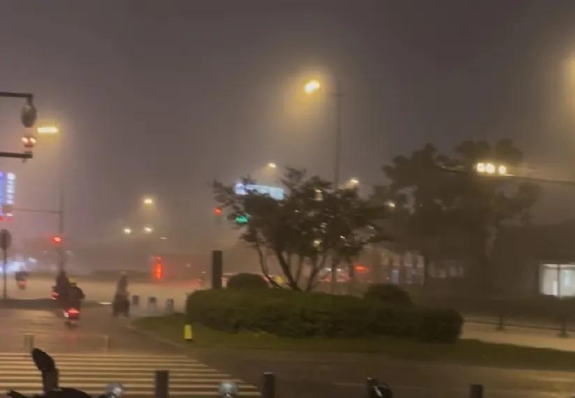 6月26日晚上南京桥北下大雨。
     要不是朋友发朋友圈说下了大雨，我不会想
