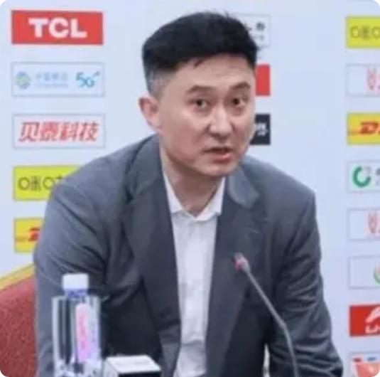 杜锋赛后新闻发布会说：这场比赛我们还是做的不够，比赛一开始我们上来就拼的不是非常