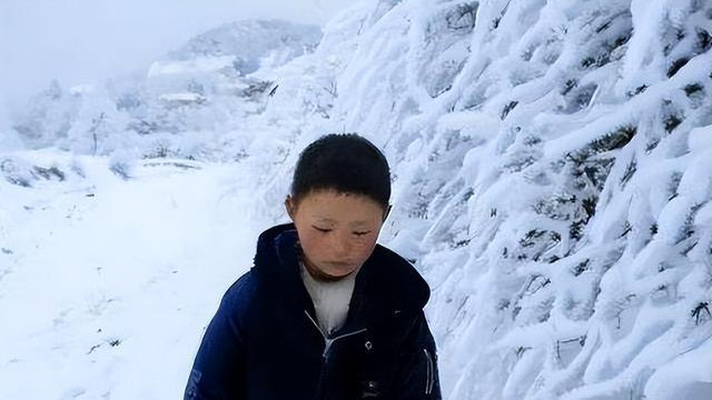 2018年，走9里山路上学的冰花男孩王福满，家庭变化如何？