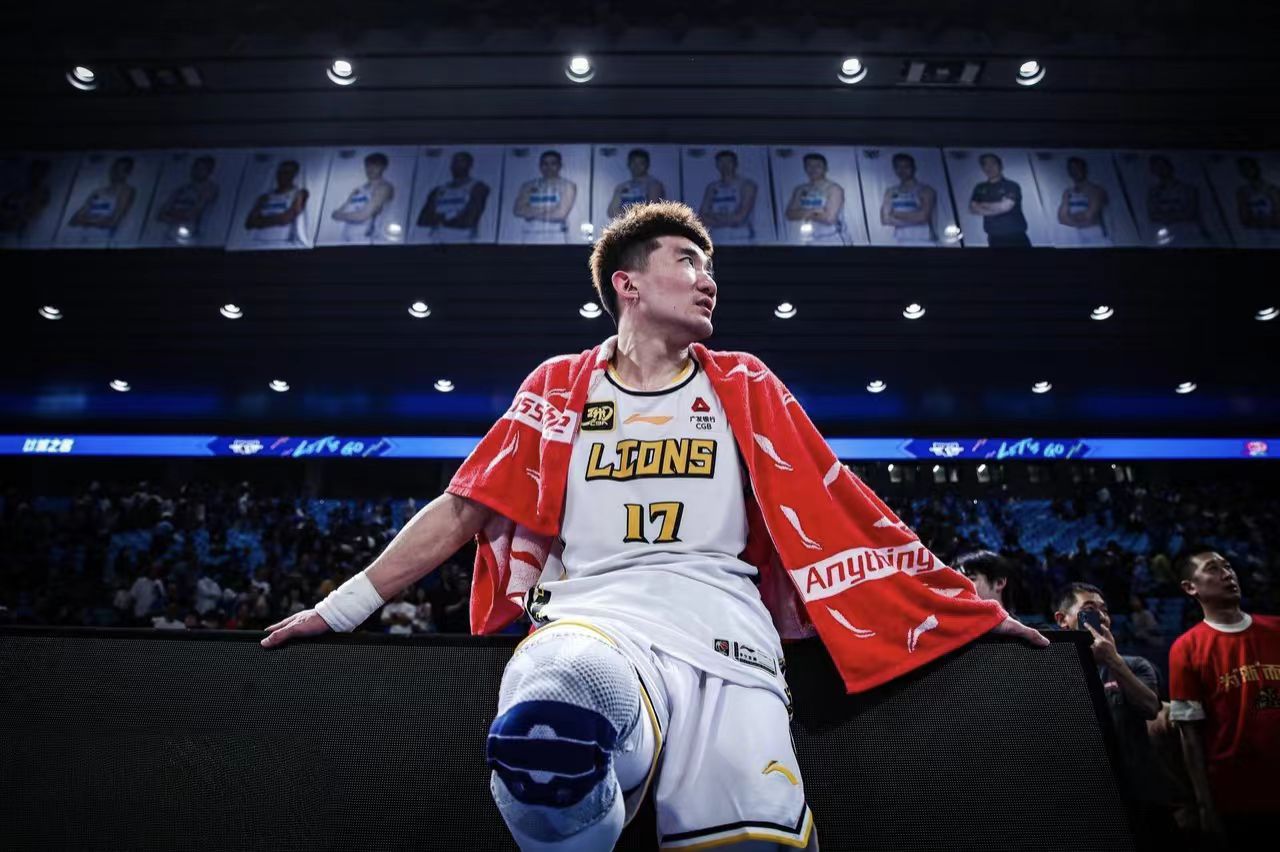 孙铭徽受新政影响最大，数据全面下滑，场均得分只有7分，面临角色转变