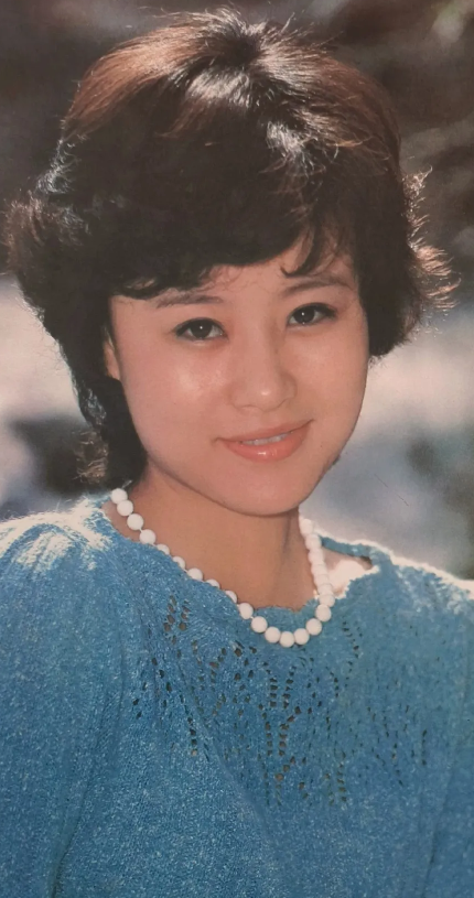 谁能认出来她是谁吗？就算在那个年代，这气质也是杠杠的
不得不说，七八十年代的美女
