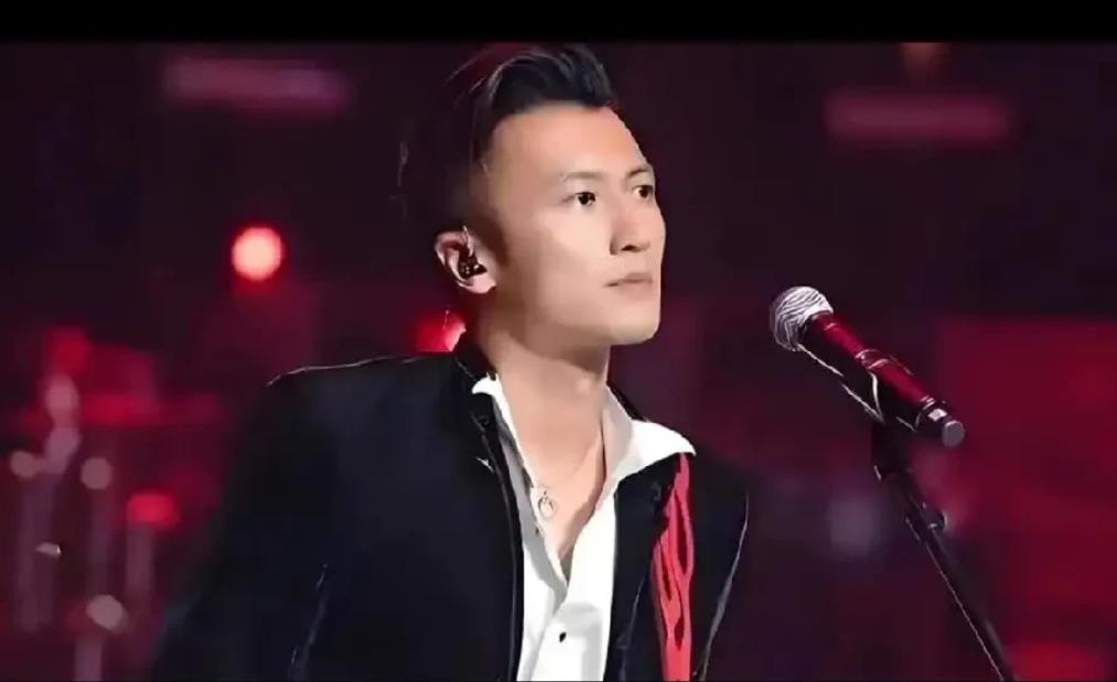 王菲昨晚该是睡不着的！

王菲昨晚该是睡不着的，因为她的男朋友谢霆锋又浪漫了一把
