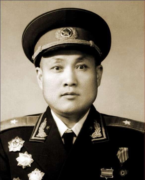 1934年，徐海东回家看望母亲，却被敌人掌握了行踪，混战打响后，一颗手榴弹滚到徐