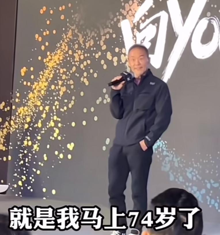 王石这个单手揣裤兜，再加上这个打扮，确实挺酷，不像74岁，倒像是年轻人。而且，他
