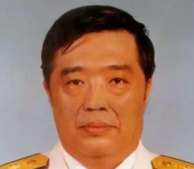 1998年，香港，贺龙之子贺鹏飞，看四下没人，闪身冲进一间商人办公室，凑到那人耳