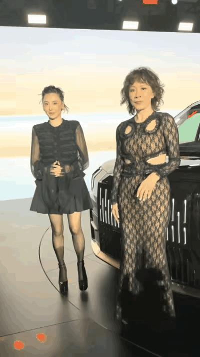 心疼张柏芝一秒
两个女神的状态有点不对劲啊。
一个使劲的往过靠，一个都扭脸撇嘴的