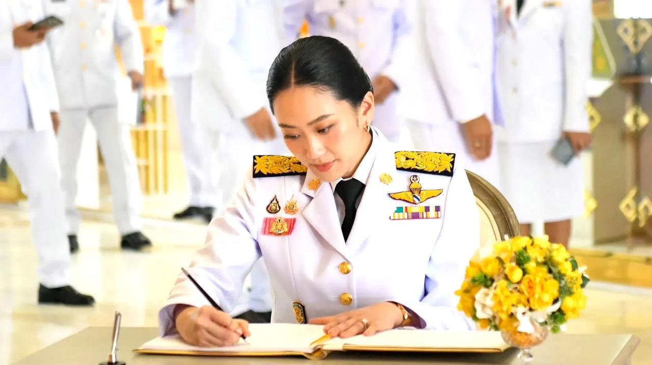 泰国国王73岁诞辰，佩通坦率文化部官员为国王祈福。 ???