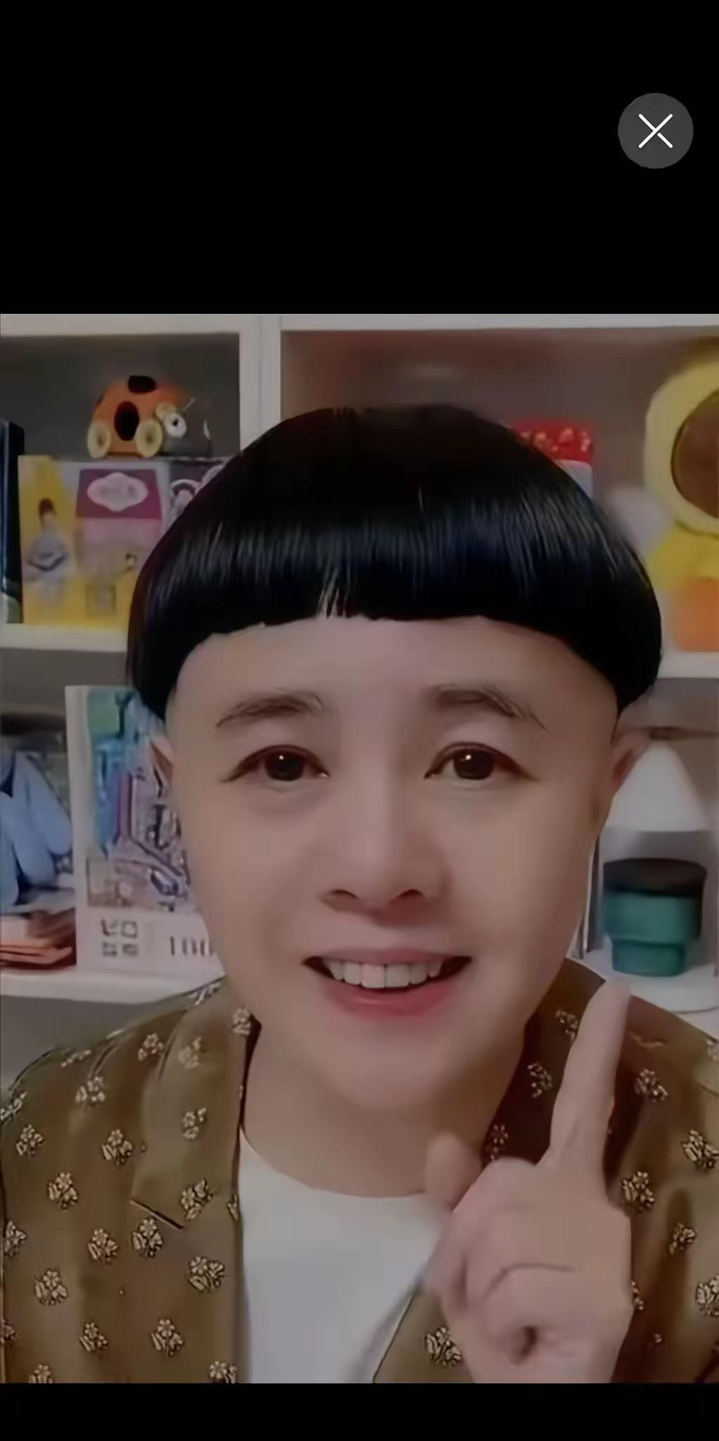 妈呀！金龟子老师终于换发型了？
标志性的锅盖头剪掉了，她也没什么辨识度了。
虽然