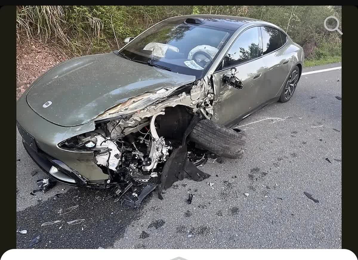 小米车主现身辟谣：小米汽车被对向弯道超车且逆行撞了，车上四人安全。

并非网