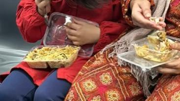 印度人车厢进食抓饭，巡查员来后并未干预，深圳地铁回应