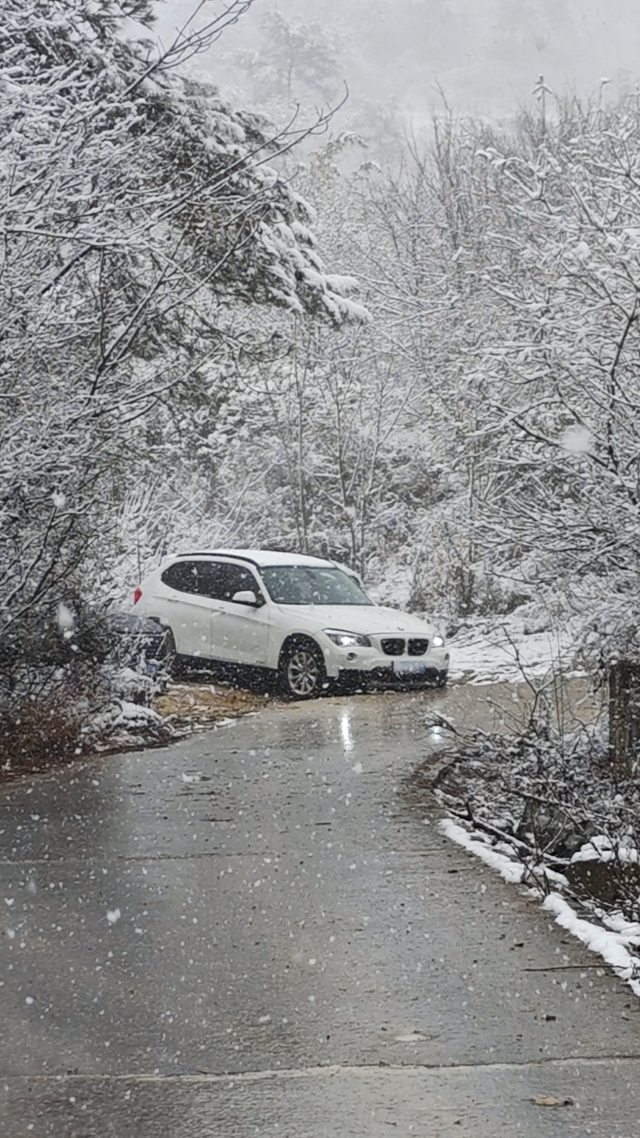 陷入泥巴路里动弹不得
几个人都推不出来