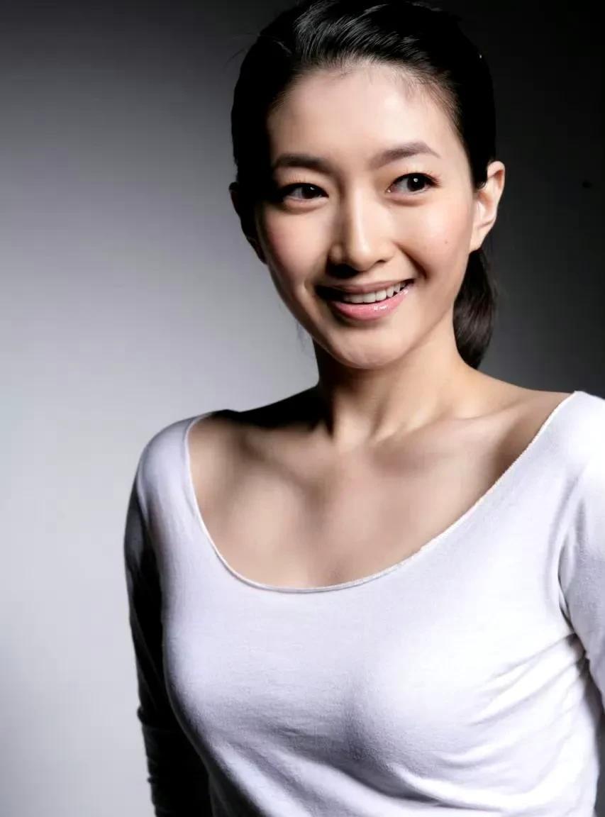 网友扒出江疏影早期的照片，那时候的她，根本谈不上漂亮，而且还是单眼皮，但是她四肢
