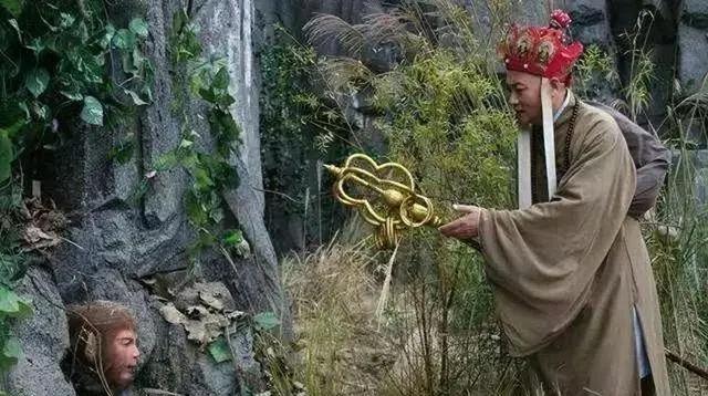 尿尿一定要小心！
有前车之鉴！
一只猴子乱尿尿，被大山压了500年！
一个小孩乱
