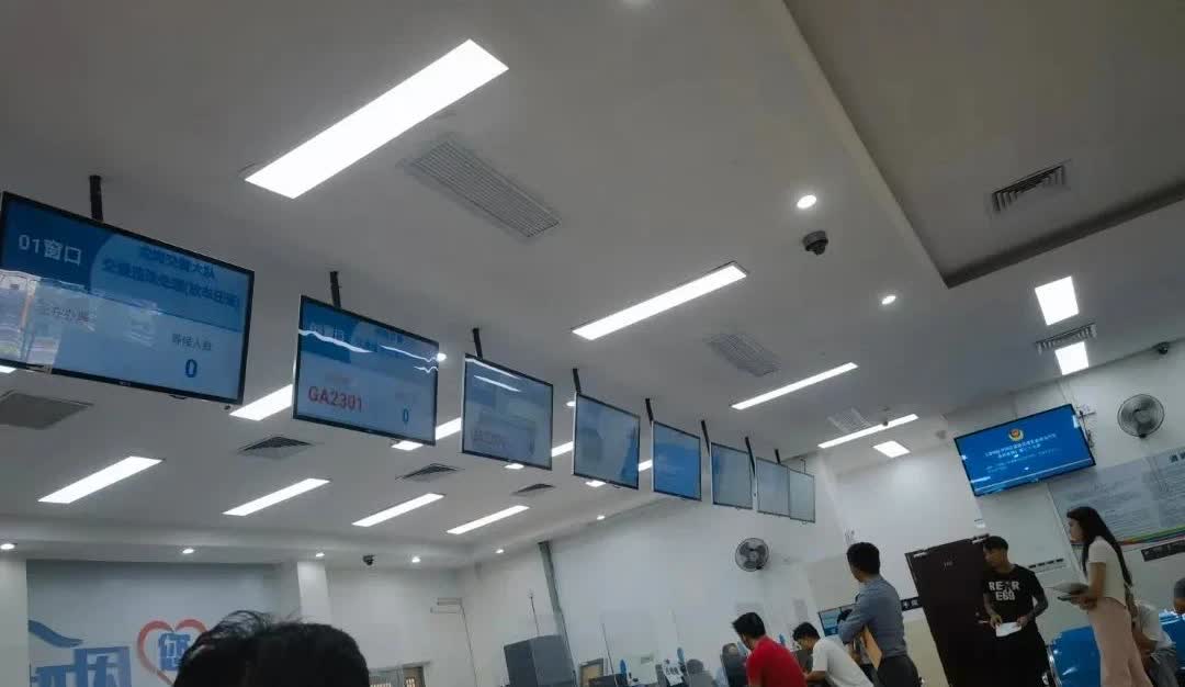 一女子去交警队处理违章！
交警查出一女子违章扣16分，询问女子“你开这辆车吗？