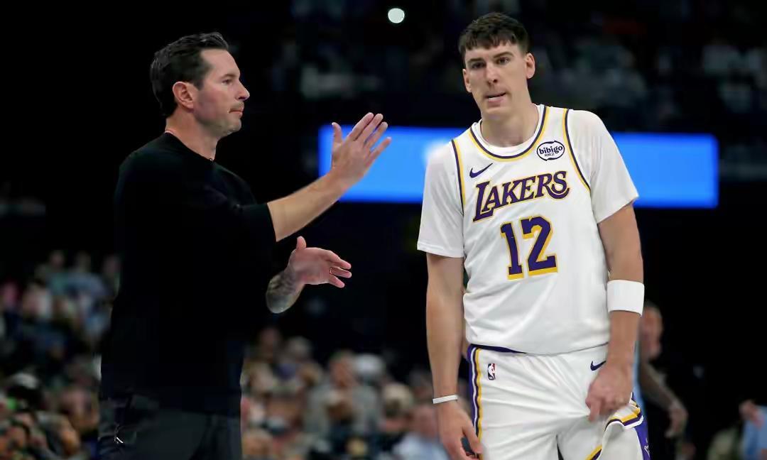 双杀灰熊队，詹姆斯表现让詹蜜泪目！
三天两赛，一场打了36分钟，18投12中，砍