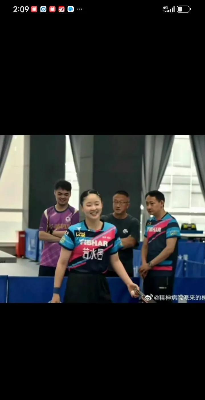 她一句“巴适得板”，球馆炸了。
16岁的张本美和，世界第六，穿着成都高新若水居的