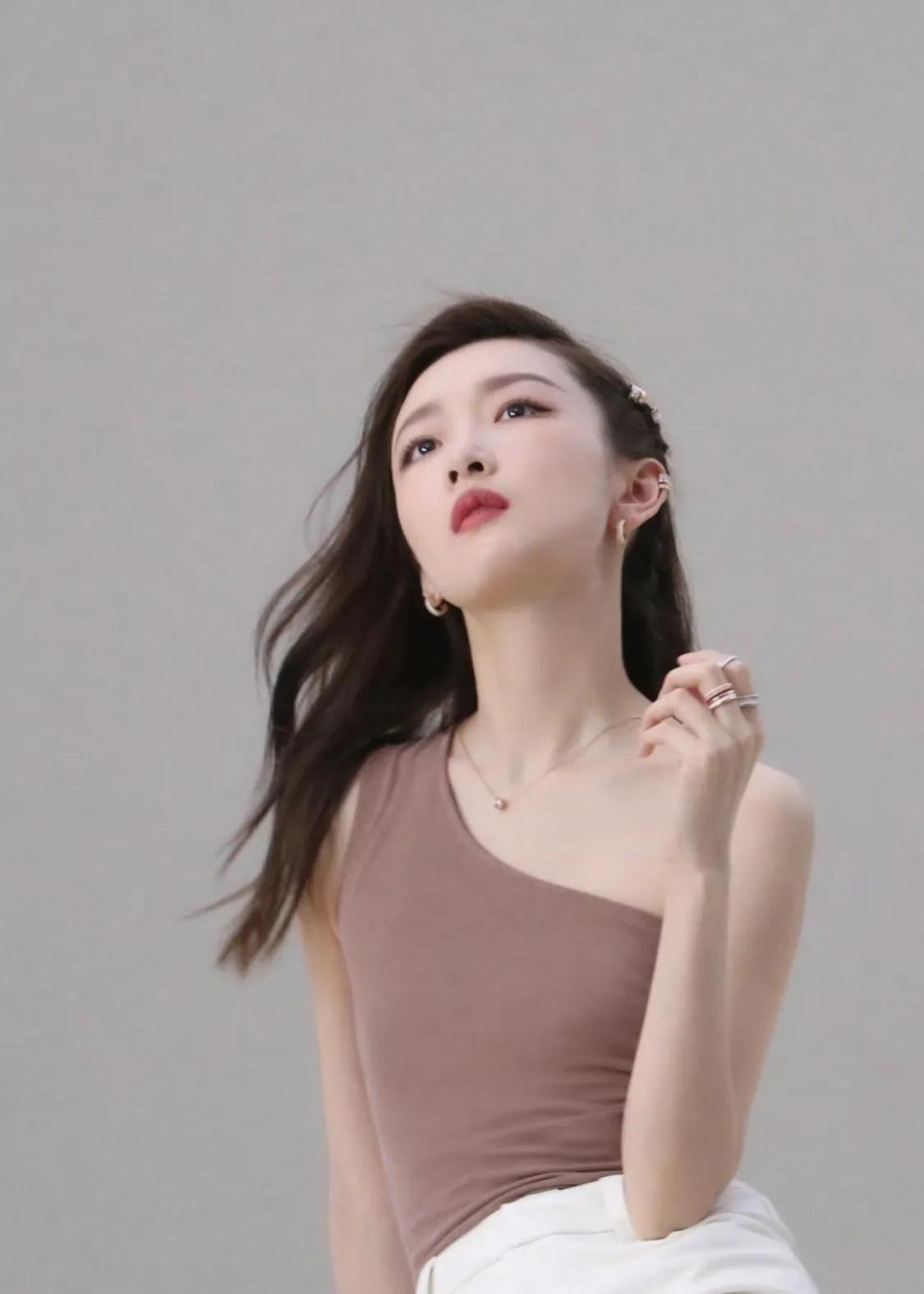 这个大概率是周冬雨的最美造型了， 连她自己也很难超越了吧?