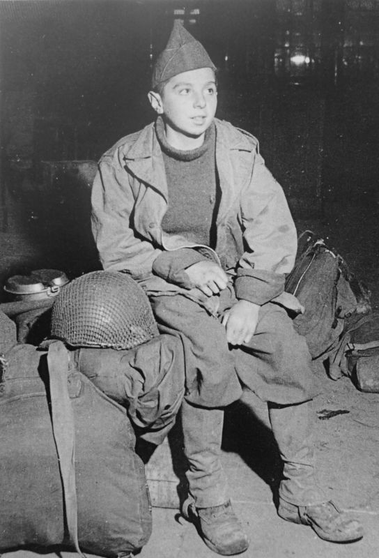 1944年，卢森堡，一个穿着美国军装的男孩。 