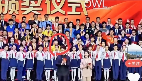 4月30日，莎莎作为特邀嘉宾给给五四青年获得者进行颁奖，可是有一个小细节，让我看