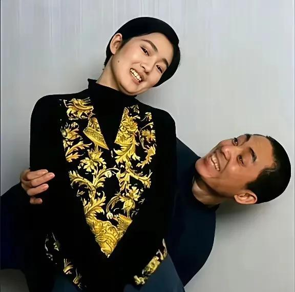 巩俐和张艺谋的浪漫是建立在原配肖华的痛苦上，张艺谋和肖华还在婚姻存续期间，竟然爱