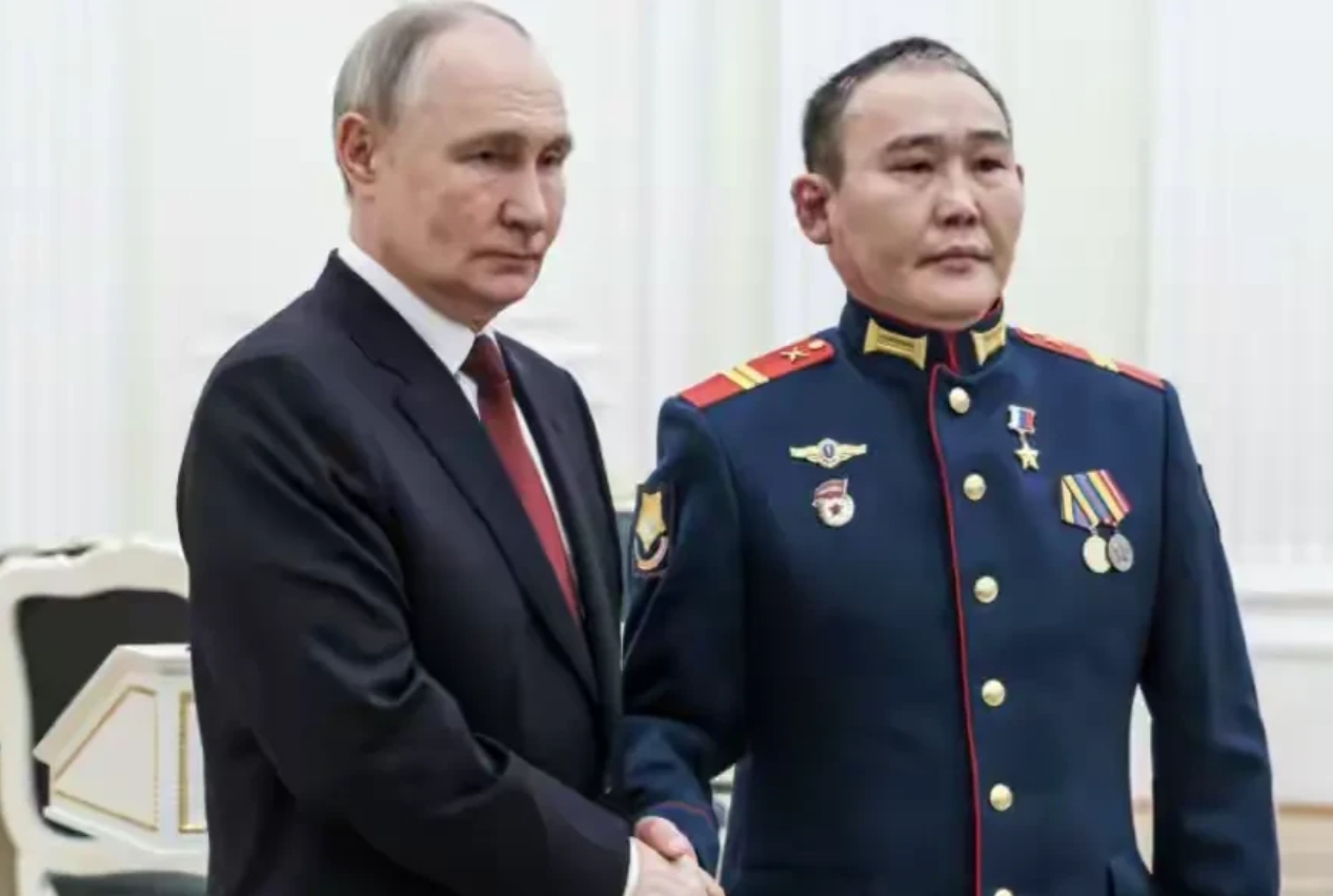 普京接见手刃乌克兰士兵的库里亚特士兵，这名士兵用匕首结果了一名200多斤的乌克兰