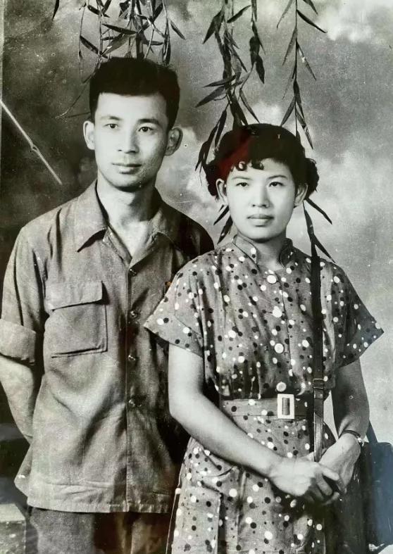 我的爸爸妈妈是在一九五四年结婚的。那时候的他们帅气靓丽，举止潇洒，极具气质，且充