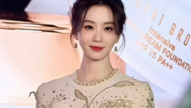 刘诗诗再以盘发惊艳，但真正的高级是仪态与自信